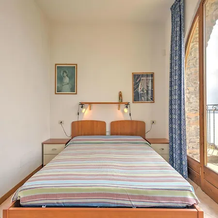 Wonderful Flat With Swimming Pool Lift And Garden Apartment Gravedona