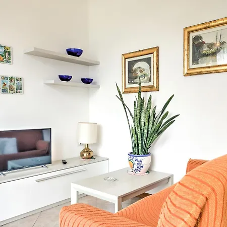Wonderful Flat With Swimming Pool Lift And Garden Apartment