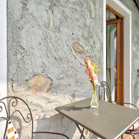 Wonderful Flat With Swimming Pool Lift And Garden Apartment Gravedona